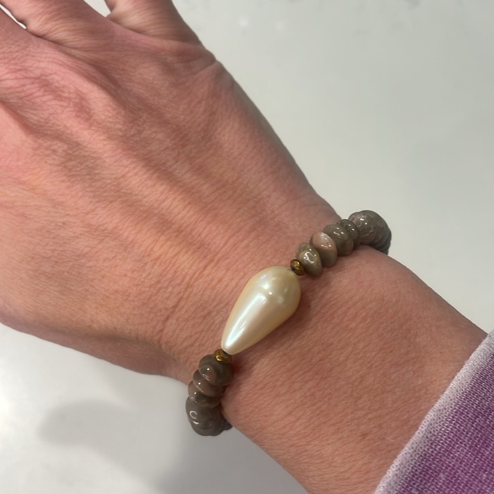 Hot chocolate & whipped cream bracelet- agate & mother of pearl - Picture 3 of 5
